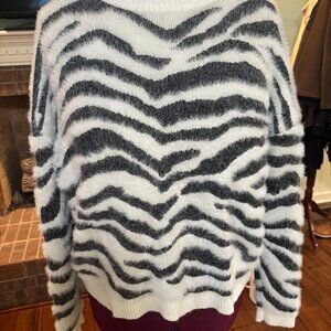 TIME AND TRU LADIES SWEATER SIZE XL BLACK & WHITE ANIMAL PRINT FUZZY FABRIC pre